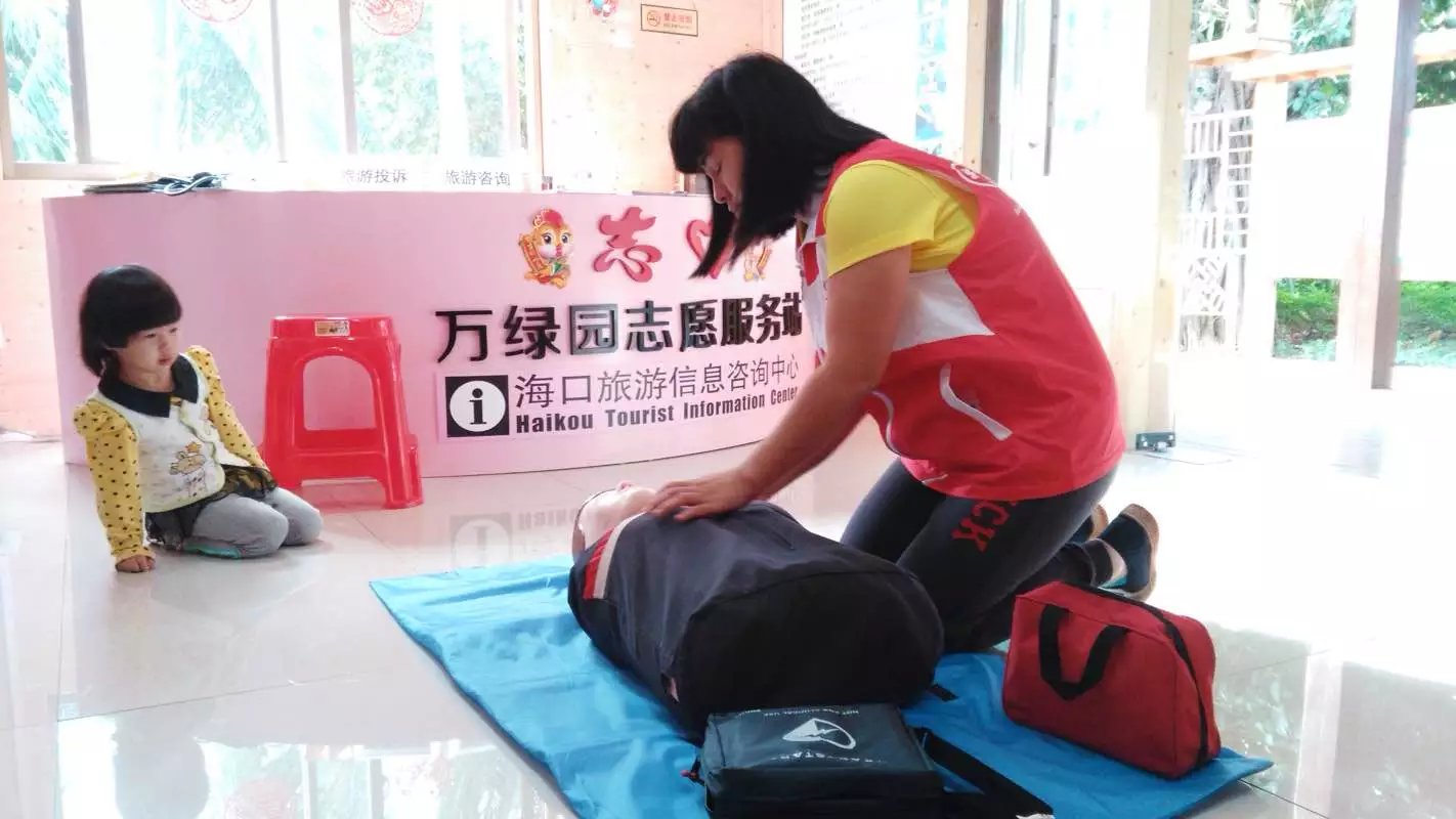 万绿园志愿者服务站值勤1.jpg